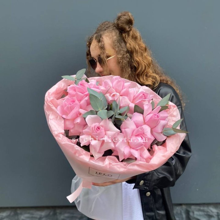 7 розовых роз в Великом Новгороде