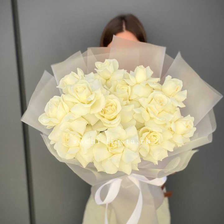 13 белых роз в Великом Новгороде