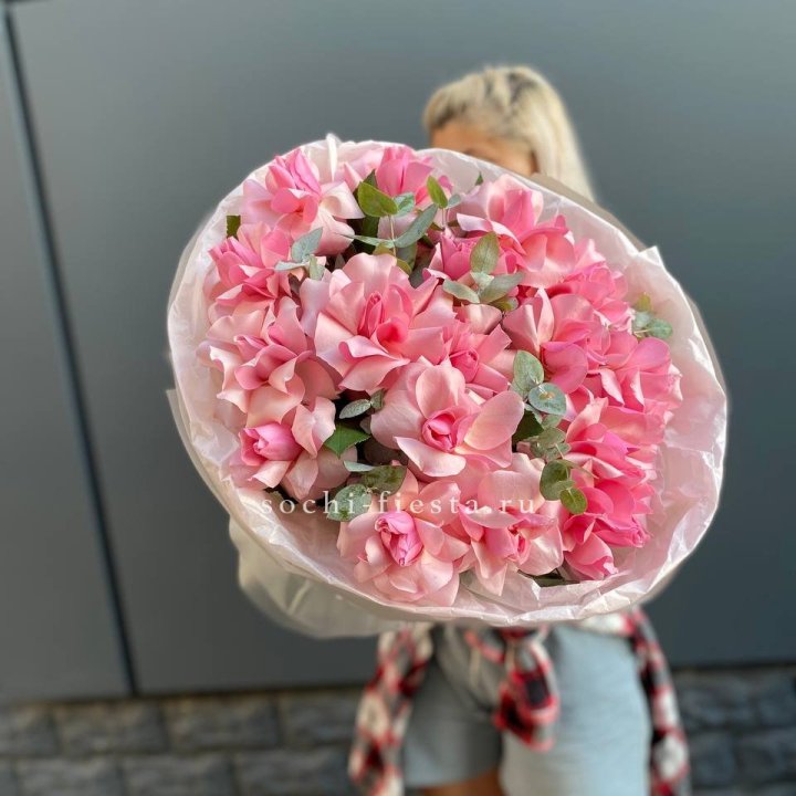 17 розовых роз в Великом Новгороде