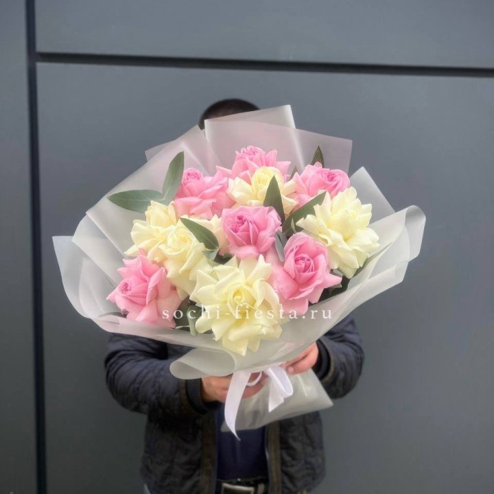 11 бело-розовых роз с доставкой в Великом Новгороде
