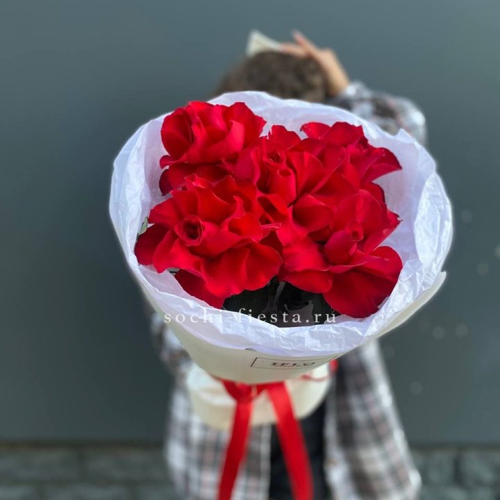 5 французских красных роз в Великом Новгороде