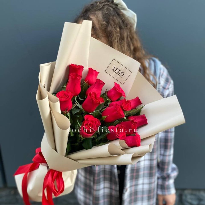 15 красных роз в Великом Новгороде