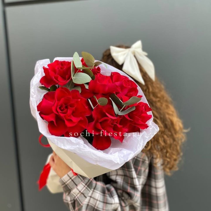 7 красных французских роз в Великом Новгороде