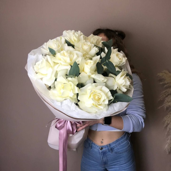 11 Белых французских роз "Вайт найс" с доставкой в Великом Новгороде