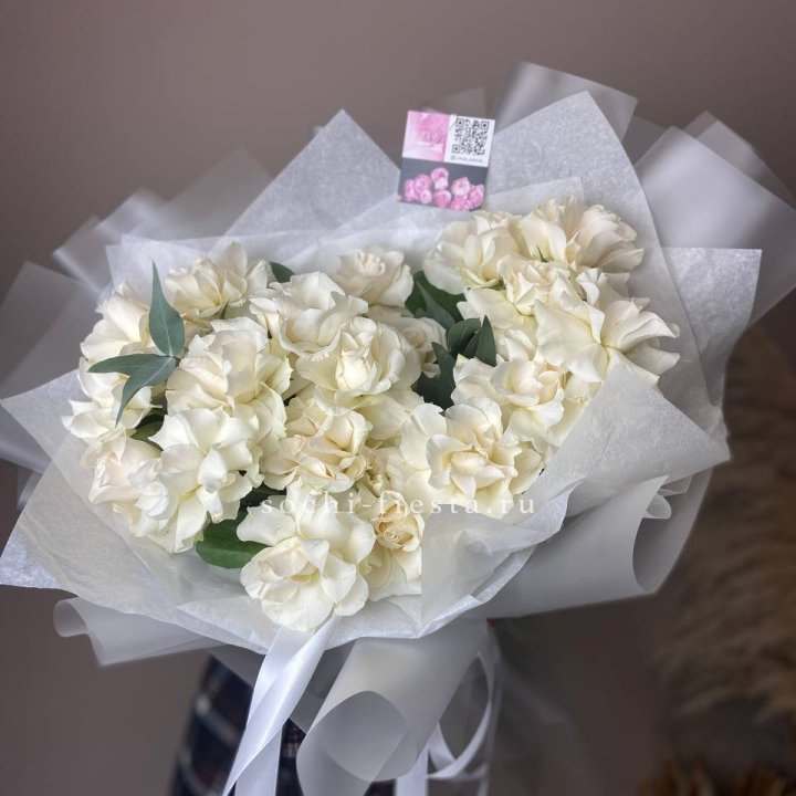 21 французских роз с эвкалиптом в Великом Новгороде