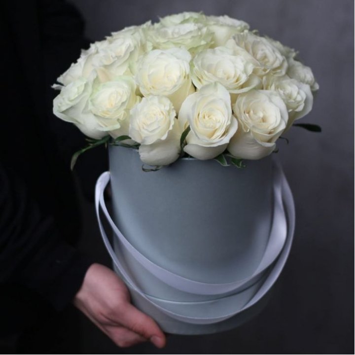 15 белых роз в цилиндре в Великом Новгороде