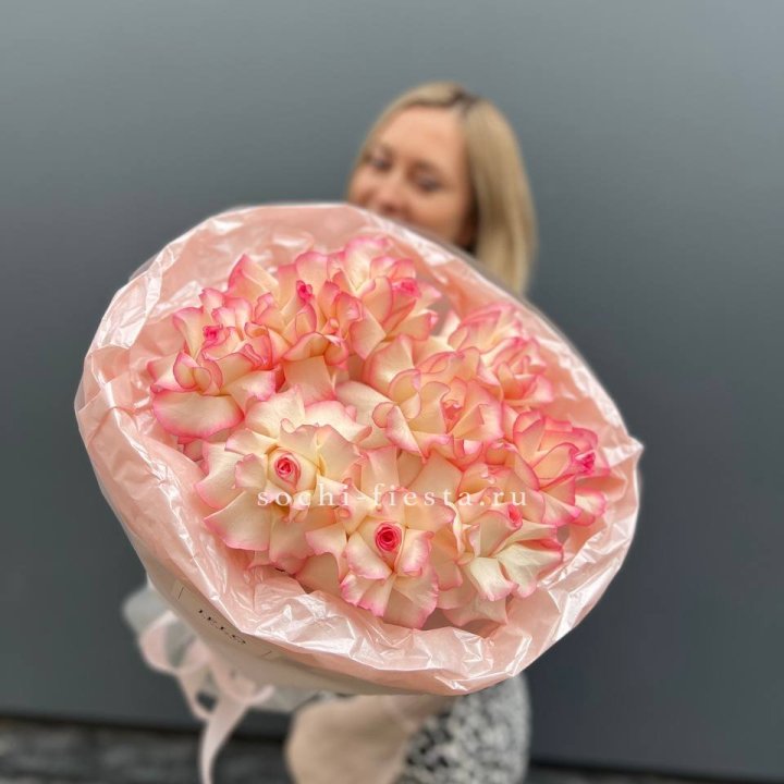 9 французских роз Джумилия в нежном оформлении в Великом Новгороде