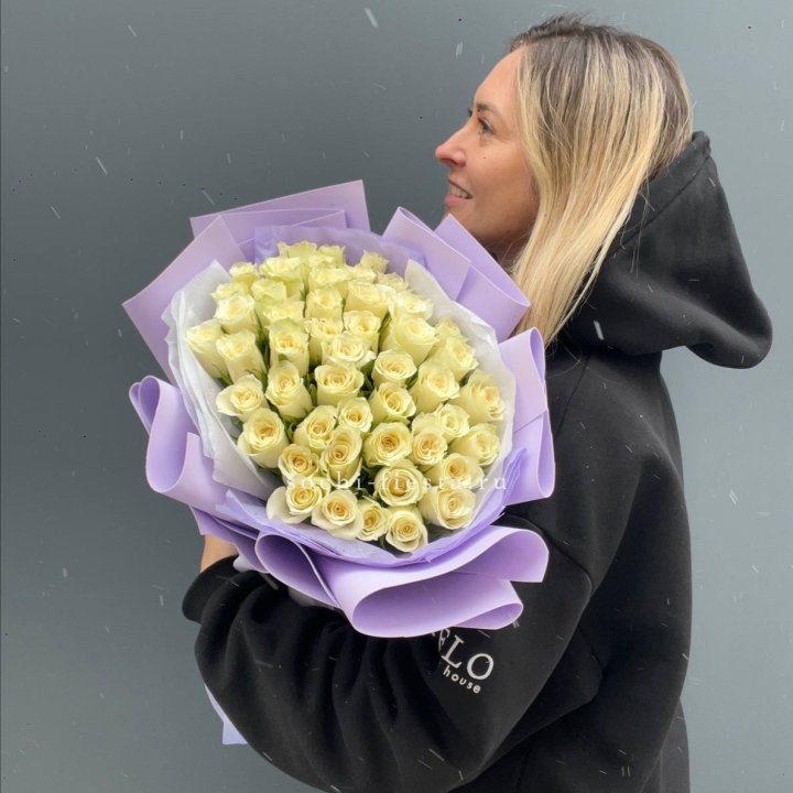 51 белая кенийская роза в оформлении в Великом Новгороде