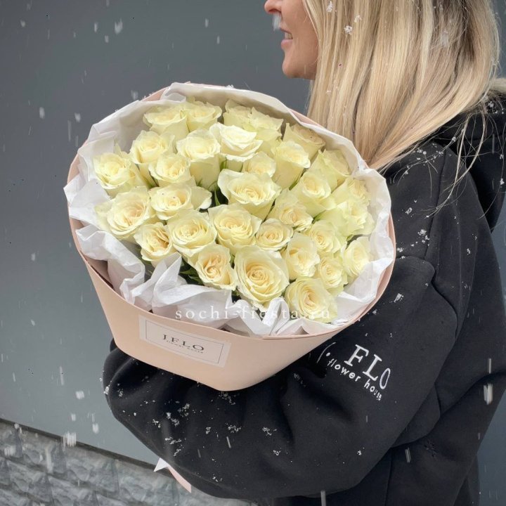 31 белая роза в оформлении в Великом Новгороде