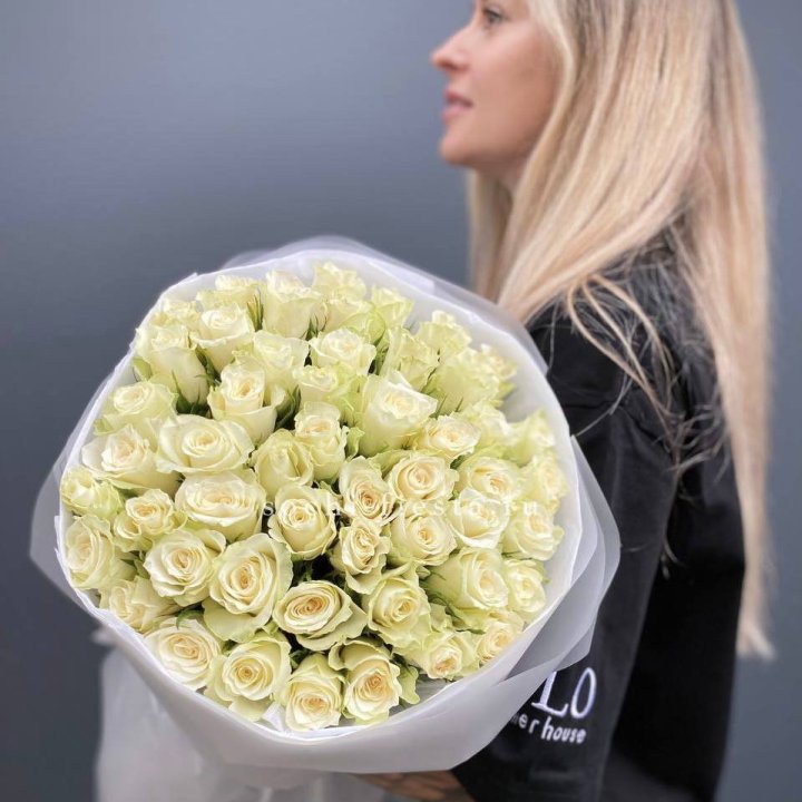 Воздушный букет из 51 белой кенийской розы в Великом Новгороде