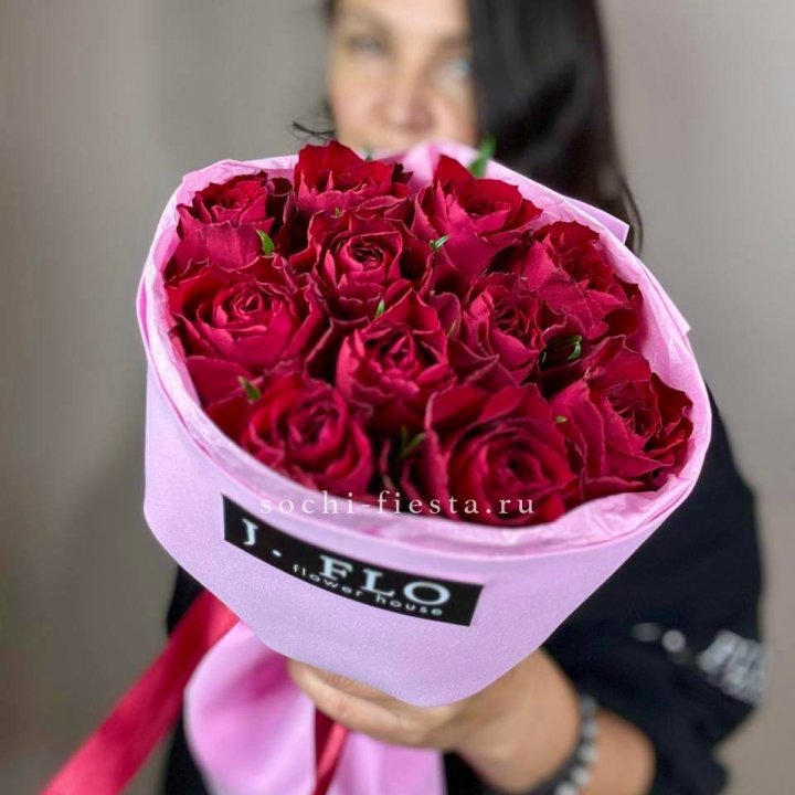 11 красных роз мадам ред в Великом Новгороде