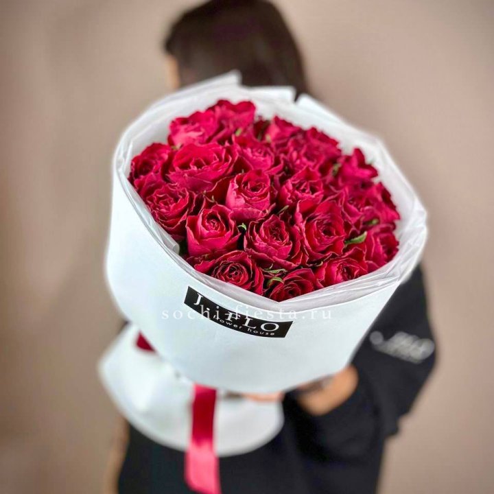 Букет красных роз мадам ред в Великом Новгороде