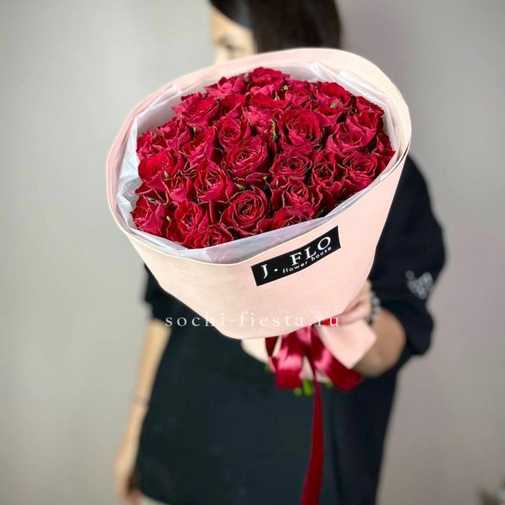 35 кенийских роз в Великом Новгороде