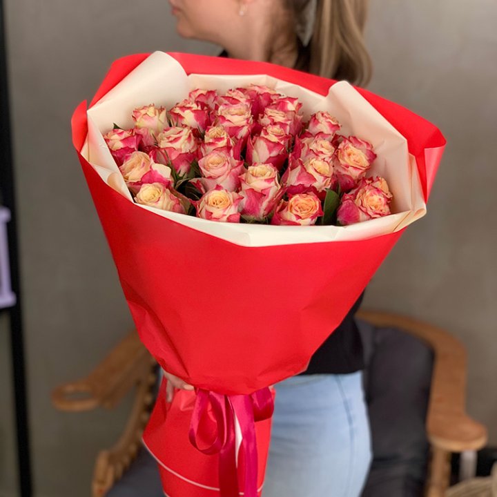 Букет роз Chapeau в Великом Новгороде