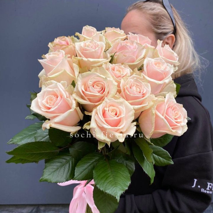 15  кремовых высоких роз с доставкой в Великом Новгороде