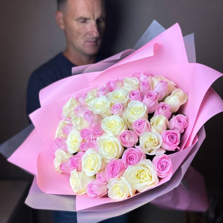 51 белых и розовых роз в Великом Новгороде