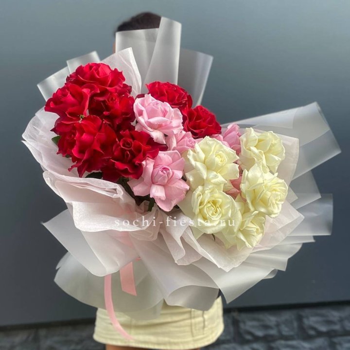 Микс из 17 роз в Великом Новгороде