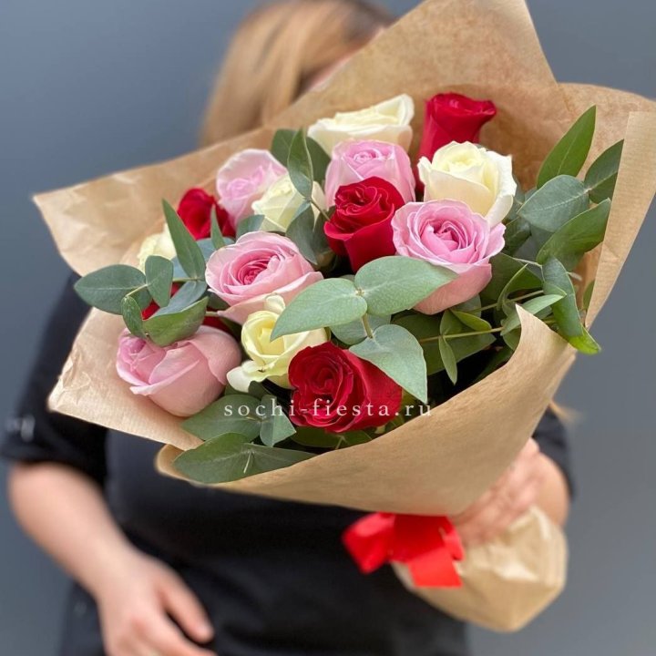 Букет из 15 роз с эвкалиптом в Великом Новгороде