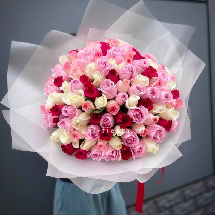 101 разноцветная роза "Карусель" в Великом Новгороде