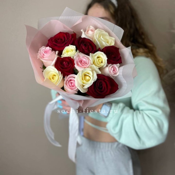 15 роз "Карусель" в Великом Новгороде