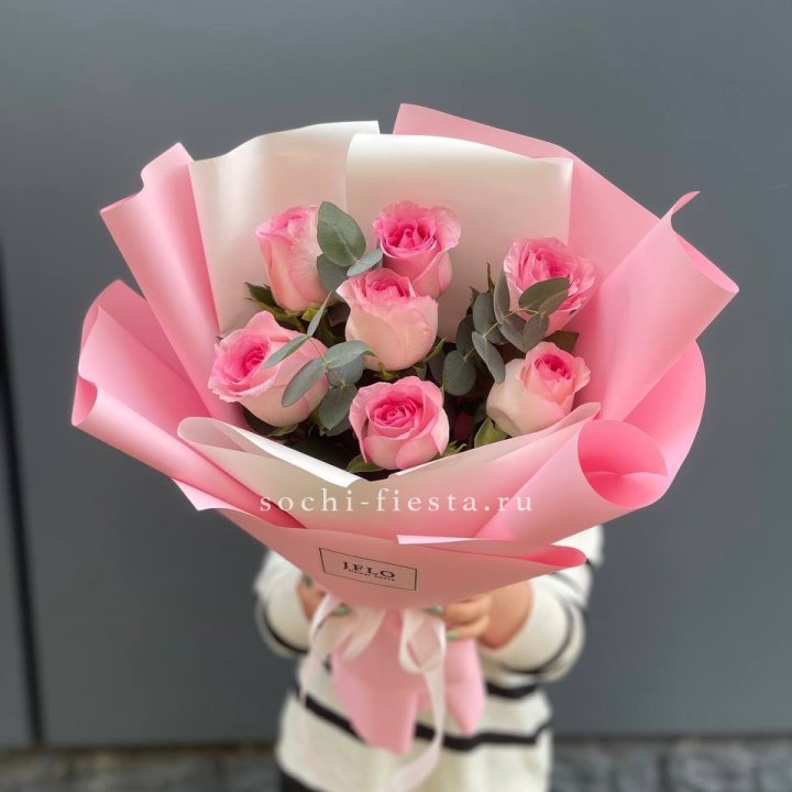 7 роз с эвкалиптом в Великом Новгороде