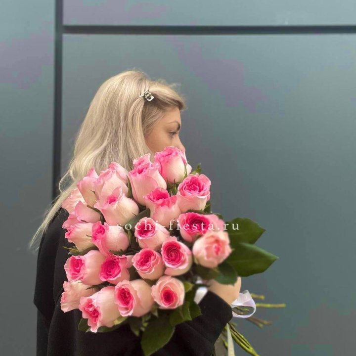  25 розовых роз в Великом Новгороде