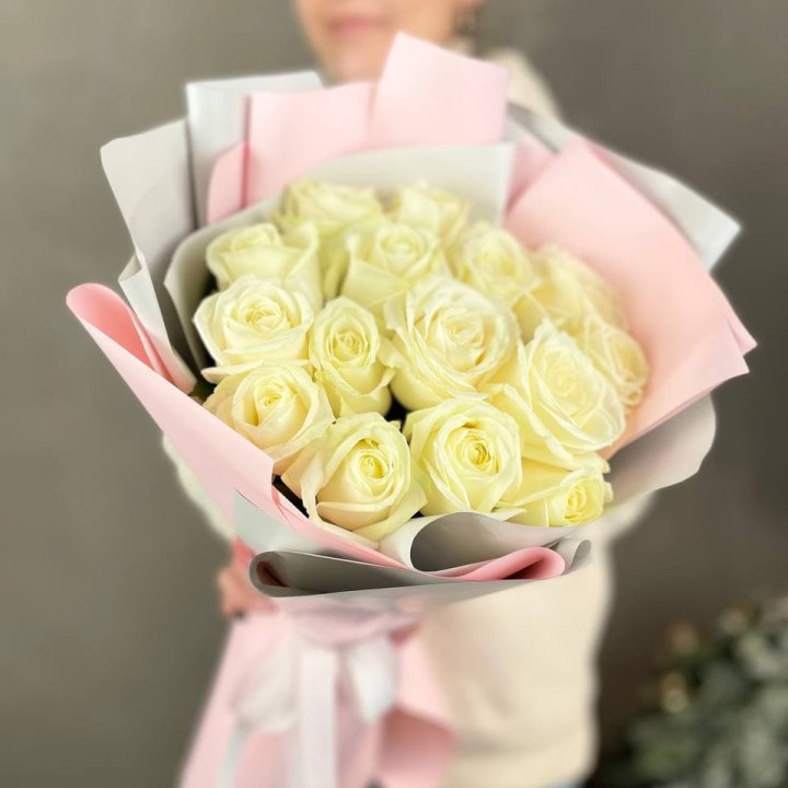 15 белых роз пудра в Великом Новгороде