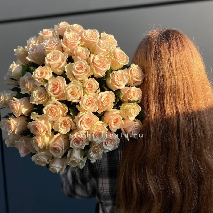 Охапка кремовых роз в Великом Новгороде