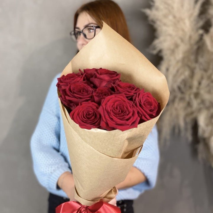 9 красных роз в крафте в Великом Новгороде