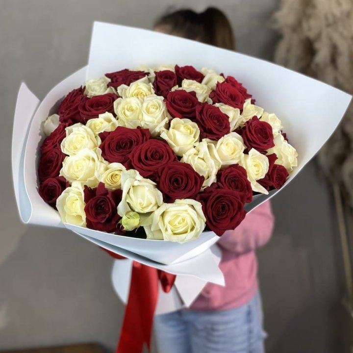 51 красная и белая роза в Великом Новгороде