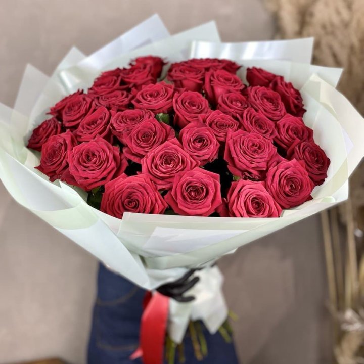 37 красных роз в Великом Новгороде