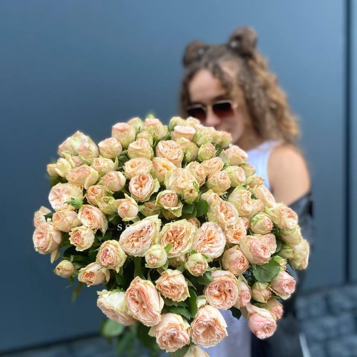 25 пионовидных роз в Великом Новгороде