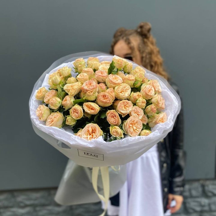 15 пионовидных роз в Великом Новгороде