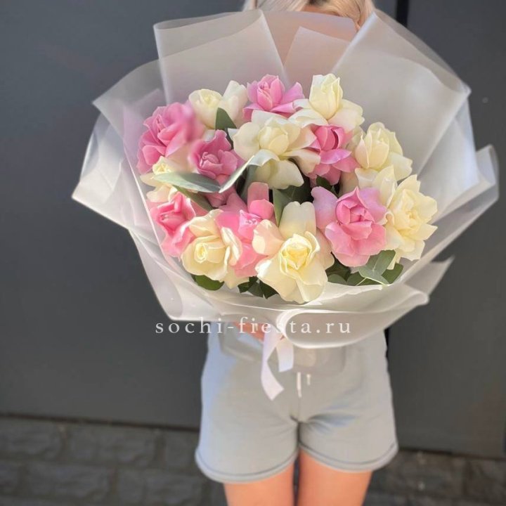 15 бело-розовых роз в Великом Новгороде