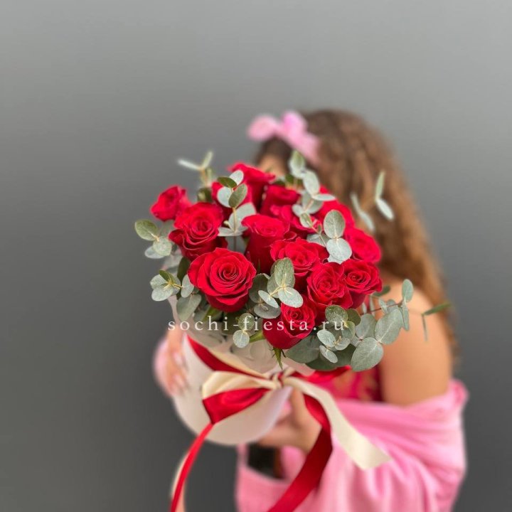 15 Красных роз в боксе №2 в Великом Новгороде