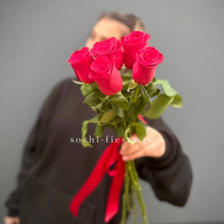 Букет 5 красных роз  в Великом Новгороде