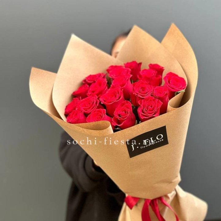 19 красных роз в крафте в Великом Новгороде