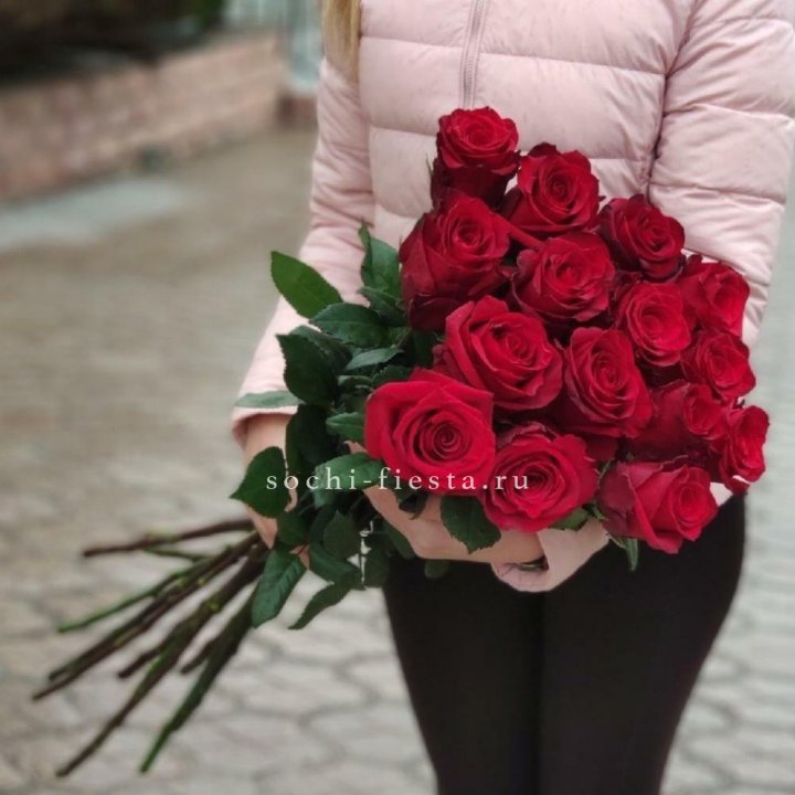 15 высоких красных роз в Великом Новгороде