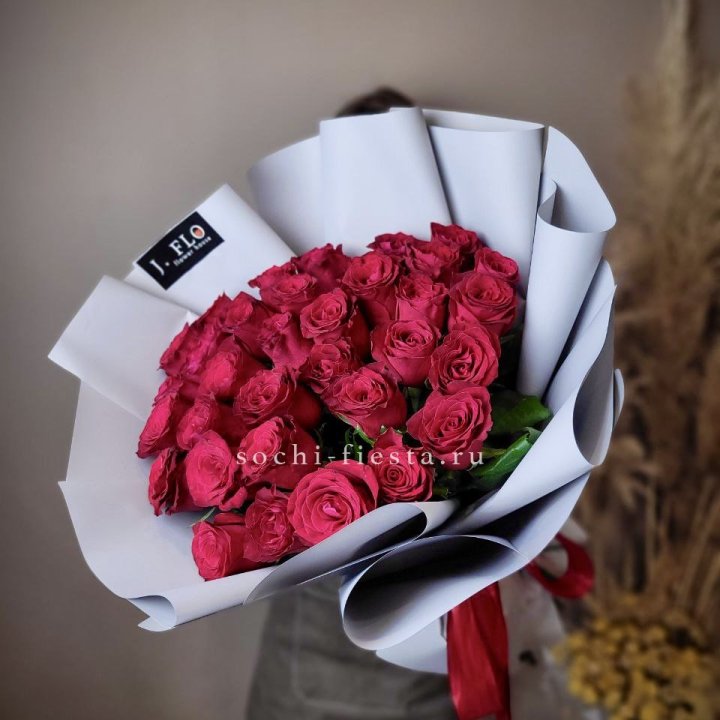Красные розы 33 шт в Великом Новгороде