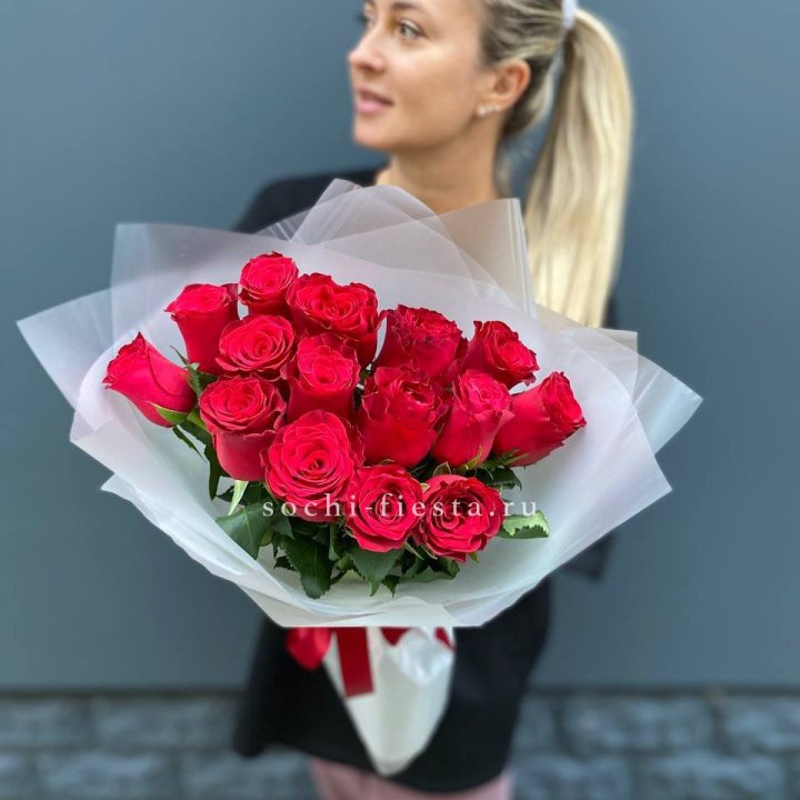 Букет из 15 красных роз  в Великом Новгороде