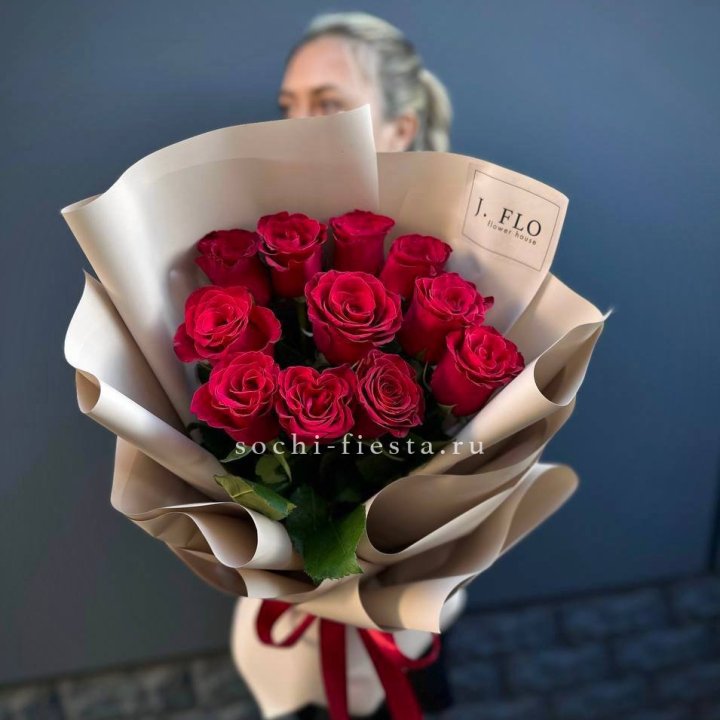 Букет красных роз "Наоми" с доставкой в Великом Новгороде