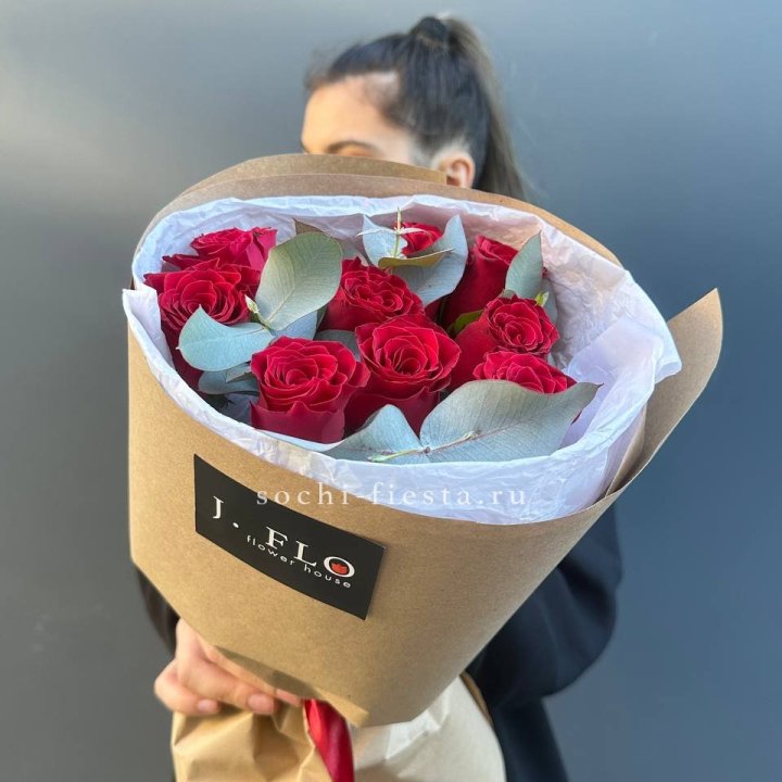 9 роз с эвкалиптом в Великом Новгороде