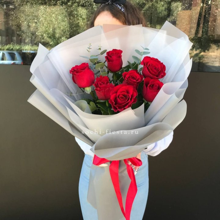 7 красных роз с эвкалиптом  в Великом Новгороде