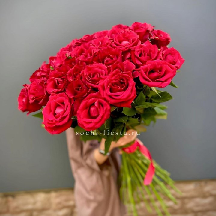 51 высокая красная роза в Великом Новгороде