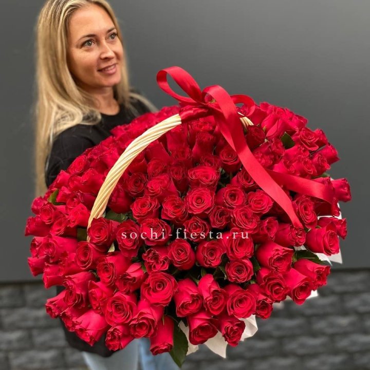 151 красная  роза в корзине в Великом Новгороде