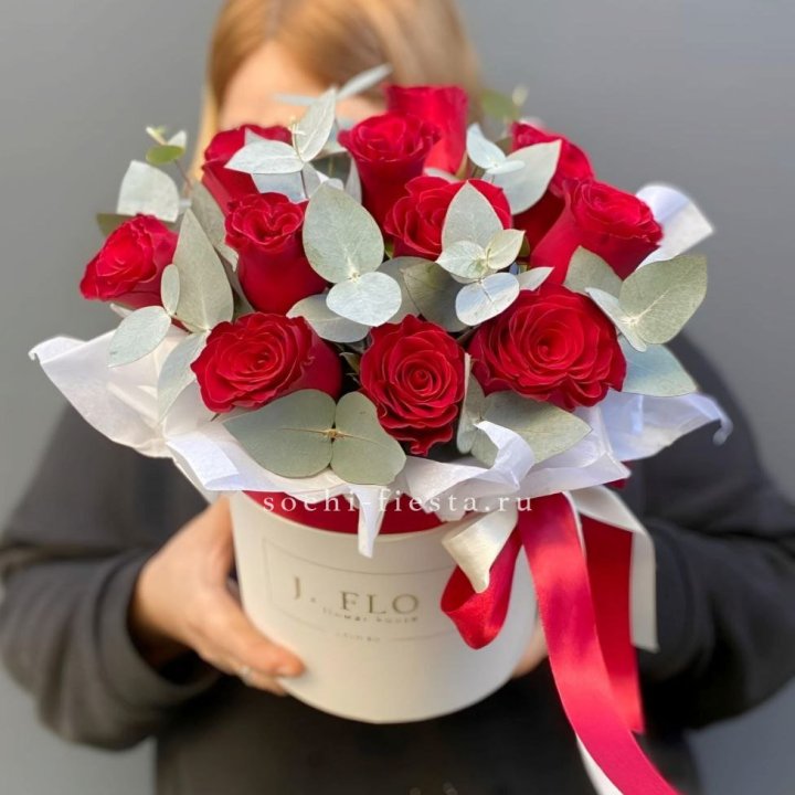 11 роз в шляпной коробке в Великом Новгороде