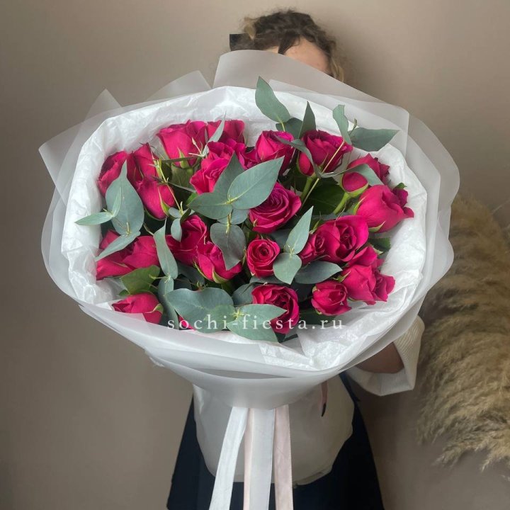 25 малиновых роз с эвкалиптом в Великом Новгороде