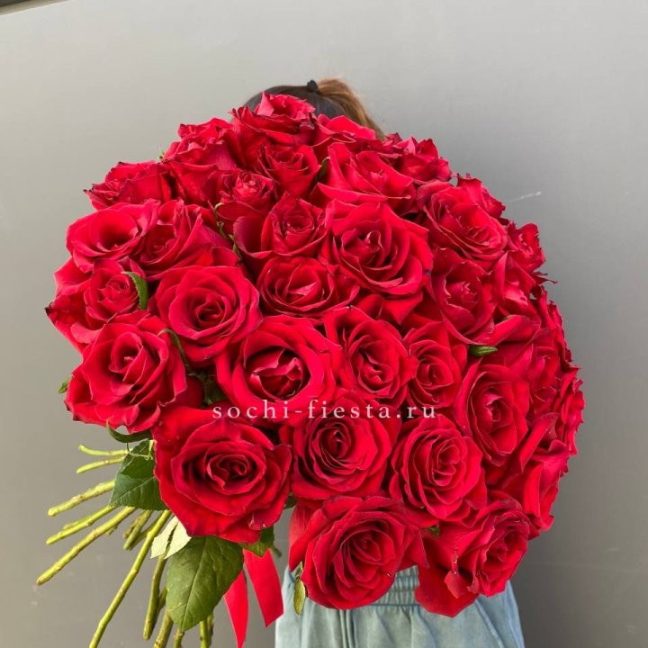 35 красных роз под ленту с доставкой в Великом Новгороде