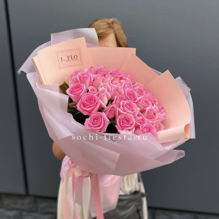 33 Розовые розы в Великом Новгороде