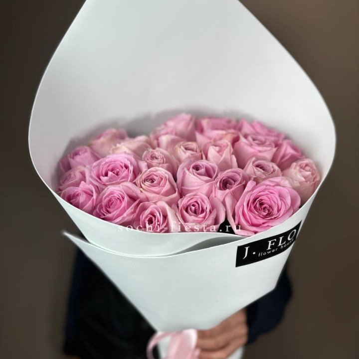 25 розовых роз в Великом Новгороде
